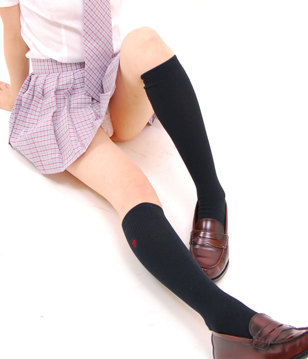【Aya】 学生服のミニスカにスリムな美脚がイケてる「あやちゃん」ちょっと内側に向いたつま先が可憐な女の子らしさを演出しています